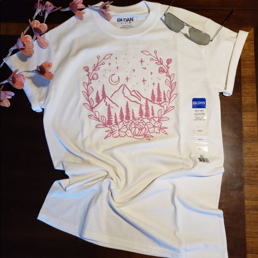 Mountains graphic tee shirt size Small